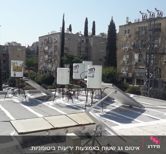 גג עם קווים לבנים לאיטום, דודי שמש